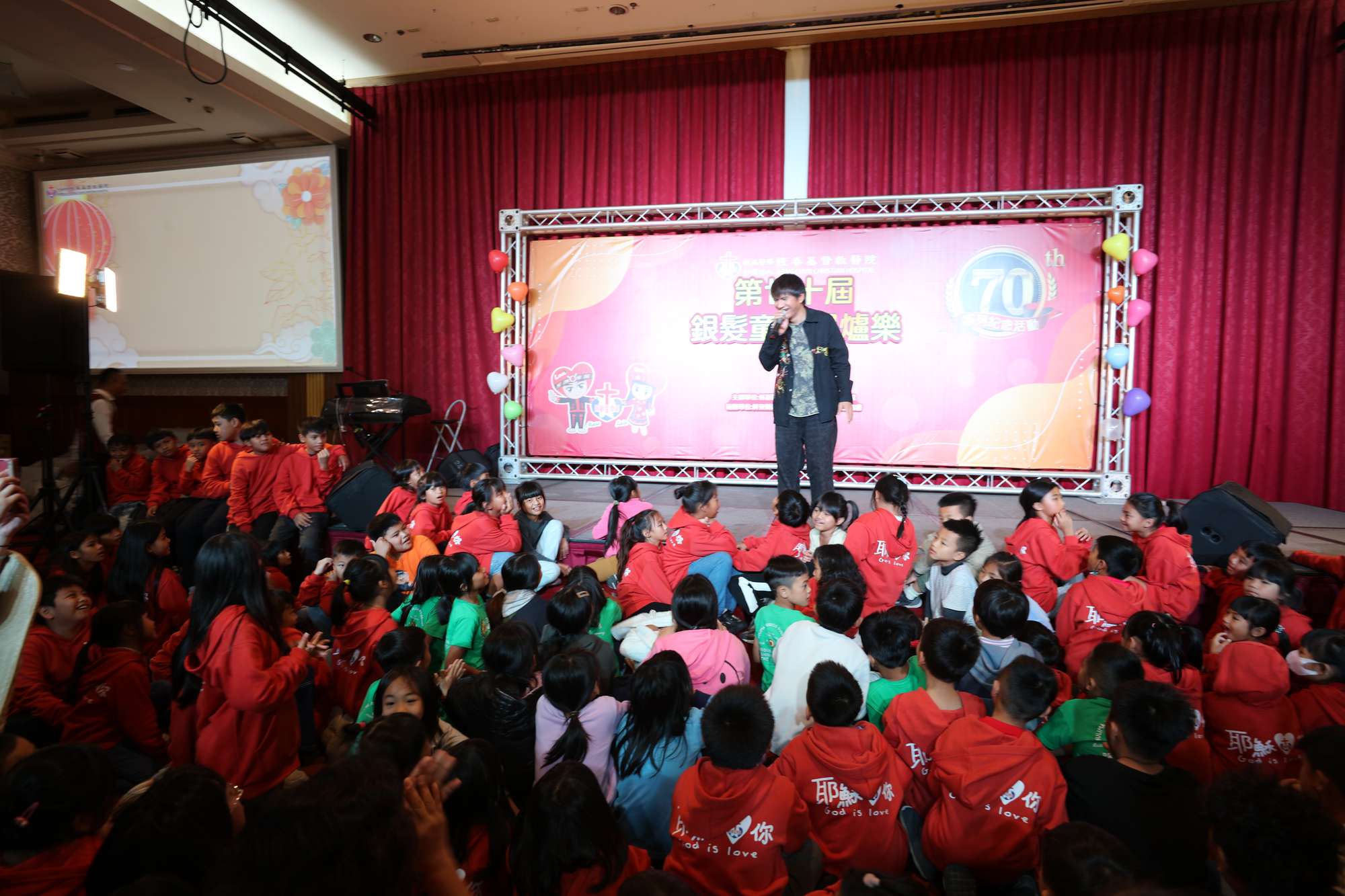 王宏恩接力登場，孩子們擠滿舞台前方，宛如演唱會搖滾區，動感曲目嗨翻全場。(恆基提供) 